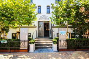 a view of the entrance to a white building at Hotel Sylter Zollhaus in Westerland +20 photos