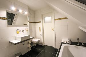 Phòng tắm tại SOLEWERK Hotel