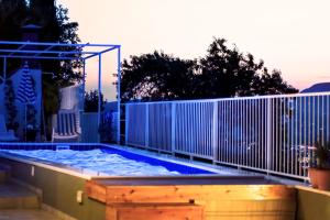 una piscina accanto a una recinzione bianca di Apartments Nika Mlini a Mlini