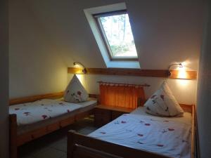 two beds in a room with a window at Fewo Fiete in Trassenheide