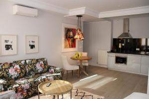 a living room with a couch and a table at Principia Suites in León