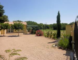 un jardin avec une maison et une clôture dans l'établissement Carestella, à Porto-Vecchio