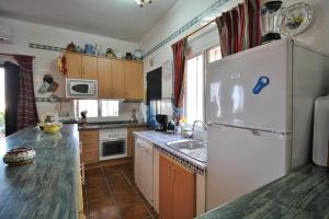Kuchyňa alebo kuchynka v ubytovaní Villa Cornocalejo SpainSunRentals 1003