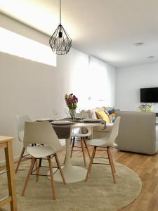 ein Wohnzimmer mit einem Esstisch und Stühlen in der Unterkunft Apartment Santa Teresa in Altea
