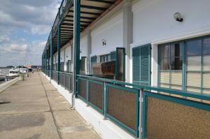 un edificio con barandilla verde junto a una acera en Fewo Koje 22, en Ostseebad Karlshagen