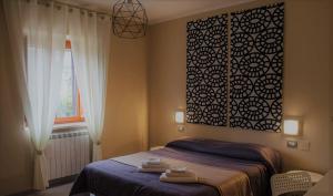 1 dormitorio con 1 cama con toallas en Villa Oreste, en Salerno