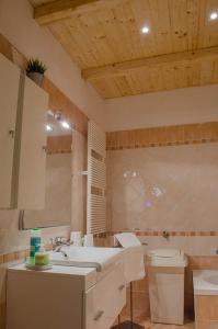 een badkamer met een wastafel en een toilet bij Villa Oreste in Salerno