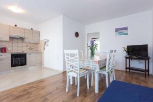Kuchyň nebo kuchyňský kout v ubytování Apartments Karen