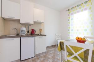 Kuchyň nebo kuchyňský kout v ubytování Apartments Karen