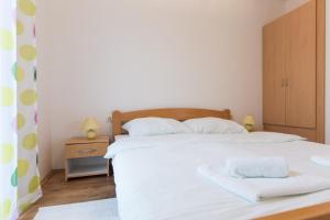 Postel nebo postele na pokoji v ubytování Apartments Karen