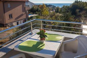 Balkón nebo terasa v ubytování Apartments Karen