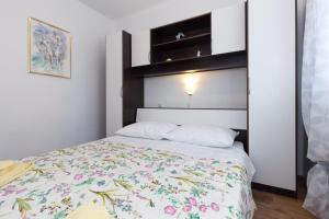 Postel nebo postele na pokoji v ubytování Apartments Karen