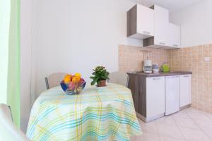 Kuchyň nebo kuchyňský kout v ubytování Apartments Karen