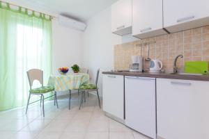 Kuchyň nebo kuchyňský kout v ubytování Apartments Karen