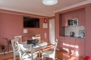 cocina y comedor con mesa blanca y sillas en Oporto Center Clean & Cozy Apt 4 en Oporto