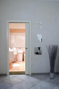 Zimmer mit einer Tür zum Bad in der Unterkunft Villa Oreste in Salerno