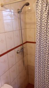 a bathroom with a shower with a toilet and a shower curtain at Cabaña 1 Neuling-Reñaca in Viña del Mar