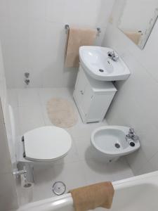 A bathroom at Piso Camino de Santiago 2 Még 27 kép