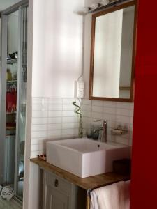 コンスタンツにあるZum grünen Lindenbaum Z5Cのバスルーム(大きな白い洗面台、鏡付)
