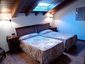 Quintana de LlanesにあるHotel Aldama Golfのベッドルーム1室(ベッド2台付)