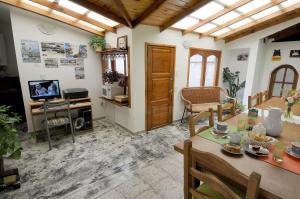 TV a/nebo společenská místnost v ubytování Bed and Breakfast Aijpel