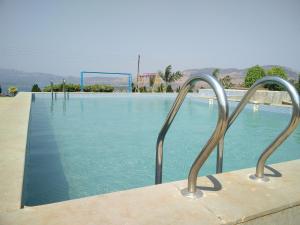 Bazén v ubytování Kunjwan Resort nebo v jeho okolí