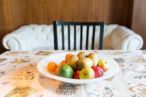 un cesto di frutta su un tavolo con una sedia di Il Molino Apartment a Venezia
