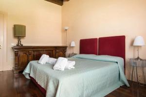 sypialnia z 2 łóżkami i białymi ręcznikami w obiekcie Il Molino Apartment w Wenecji