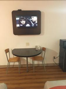 Televizors / izklaižu centrs naktsmītnē Motel 6-Apache Junction, AZ