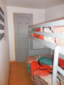 オトゥランにあるGîte Toukoulの小さな客室で、二段ベッド1組と二段ベッド1組が備わります。