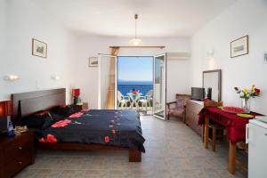 een slaapkamer met een bed en uitzicht op de oceaan bij Summer Dream in Vlachata