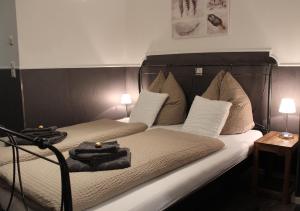 ローテンブルク・オプ・デア・タウバーにあるFerienwohnung Muss - Rothenburgのベッドルーム1室(ベッド1台、タオル2枚付)