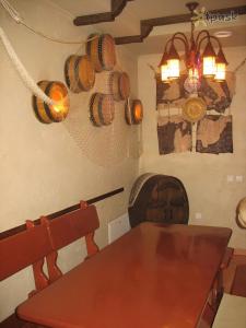 comedor con mesa de madera y chimenea en Premier Club, en Chernivtsi