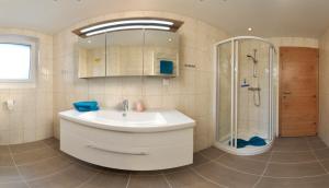 Koupelna v ubytování Karglhof Stammhaus + 83 fotografií