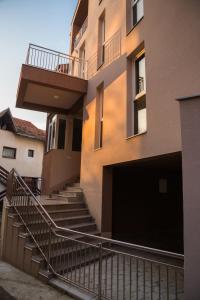 een gebouw met een trap naar een garage bij Vila Markovic-a in Soko Banja