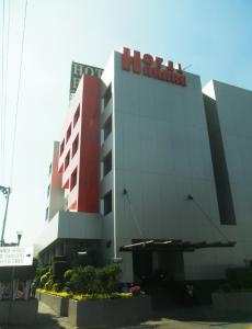 un hotel con un cartel de hilti en el lateral de un edificio en Hotel Harare, en Ciudad de México