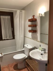 Koupelna v ubytování Apartaments Can Bundanci + 37 fotografií