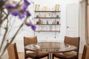 Η βιβλιοθήκη του ξενώνα