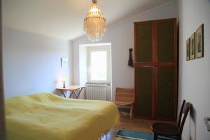 - une chambre avec un lit et un lustre dans l'établissement B&B Porchiano del Monte, à Amelia