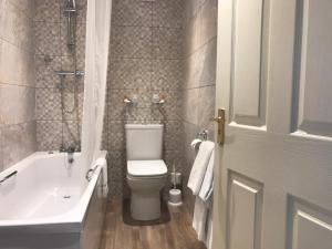 A bathroom at Cairngorm Hotel