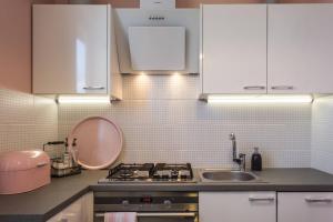 Kuchyňa alebo kuchynka v ubytovaní Apartament MODERN SCANDI Waszyngtona