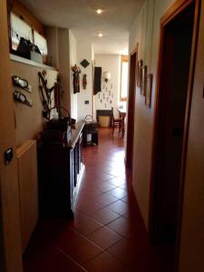 een hal met een keuken en een kamer met een vloer bij Luxury Apartment with View in Bardonecchia