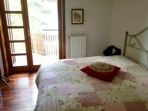 een slaapkamer met een bed met een quilt bij Luxury Apartment with View in Bardonecchia