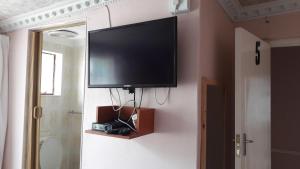 Televiisor ja/või meelelahutuskeskus majutusasutuses Beverly Corner Lodge