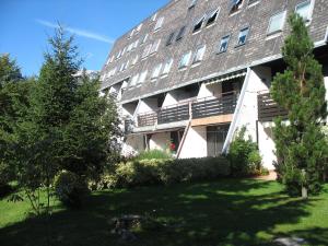 un immeuble d'appartements avec une pelouse devant lui dans l'établissement Bovec Apartment, à Bovec