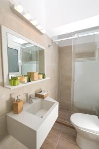 A bathroom at Magnificent luxury retrostyle flat Acropolis view