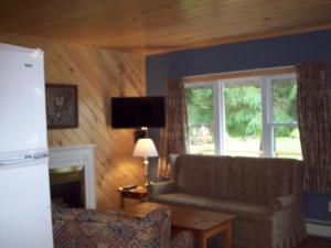 Televisyen dan/atau pusat hiburan di Lakewoods Cottage