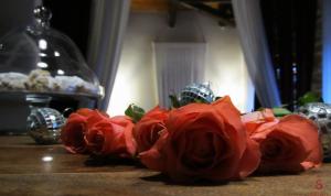 un bouquet de roses rouges sur une table dans l'établissement Archontiko Soulioti, à Ayiá