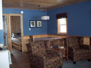 Ruang duduk di Lakewoods Cottage