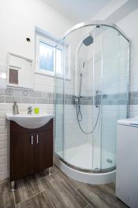 y baño con ducha y lavamanos. en Small House in Green area en Budapest